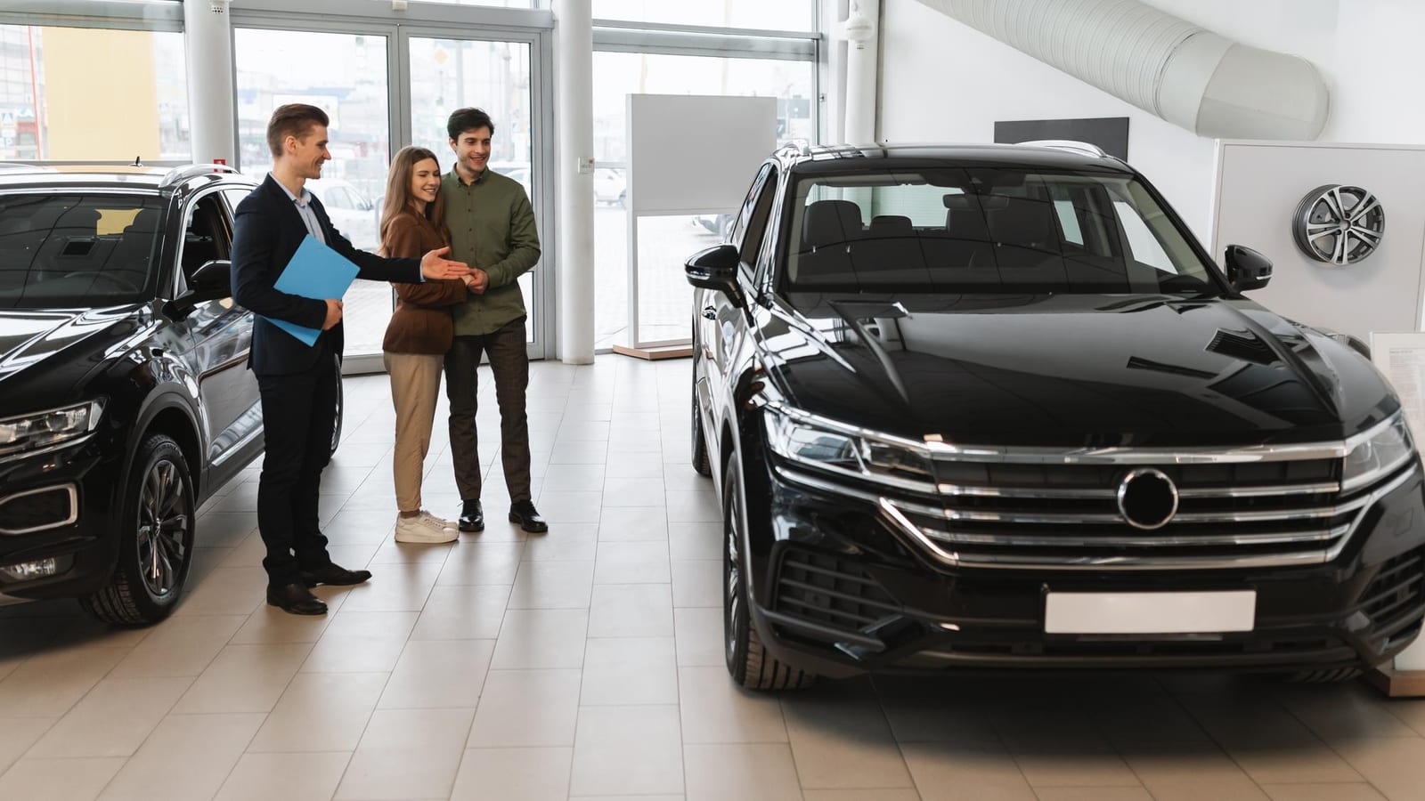 Auto sportiva parcheggiata su una strada panoramica