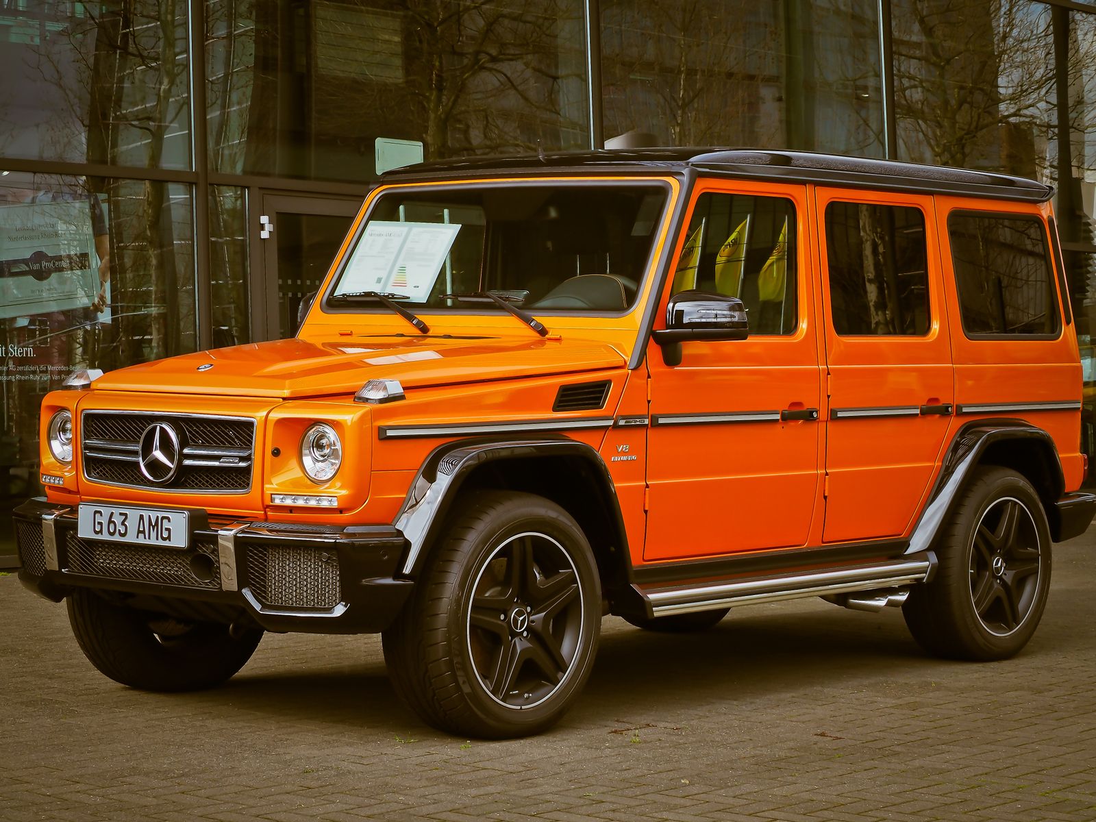 Consulente che mostra un'auto di lusso a una coppia in showroom