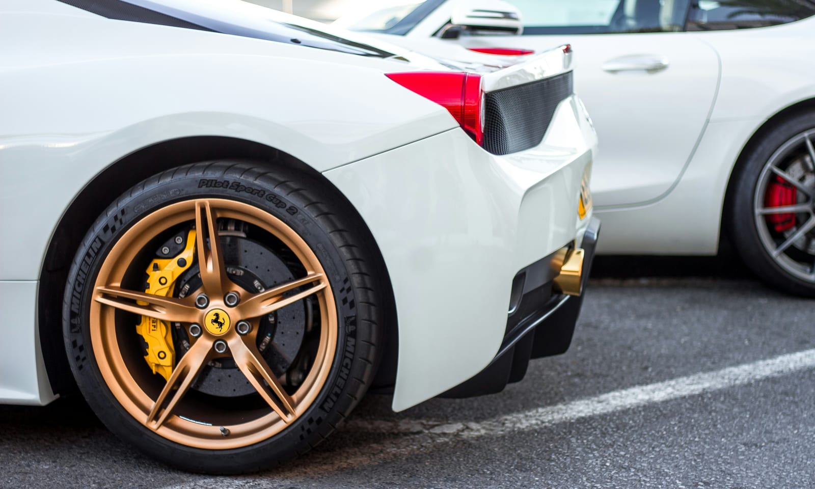 Auto sportiva parcheggiata su una strada panoramica